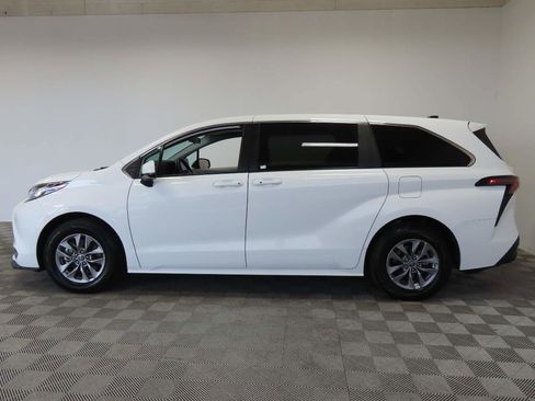 Used 2023 Toyota Sienna LE FWD image 5