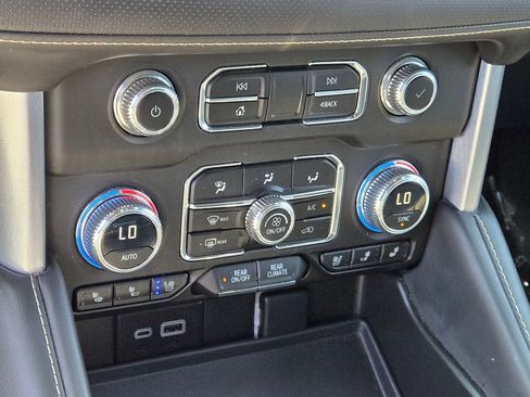 Used 2023 GMC Yukon SLT image 31