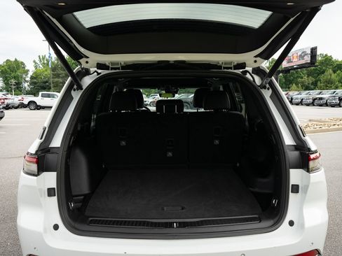 Used 2025 Jeep Grand Cherokee Altitude AWD/4WD image 9