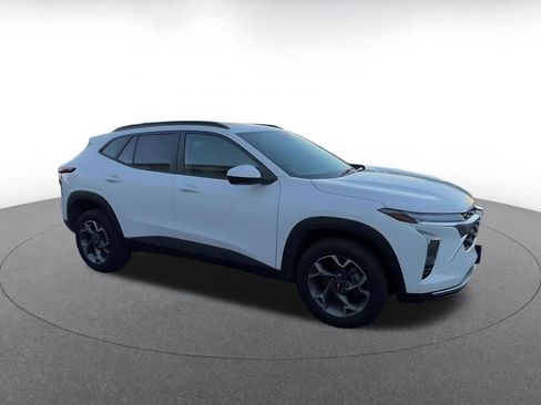 Used 2025 Chevrolet Trax LT image 2