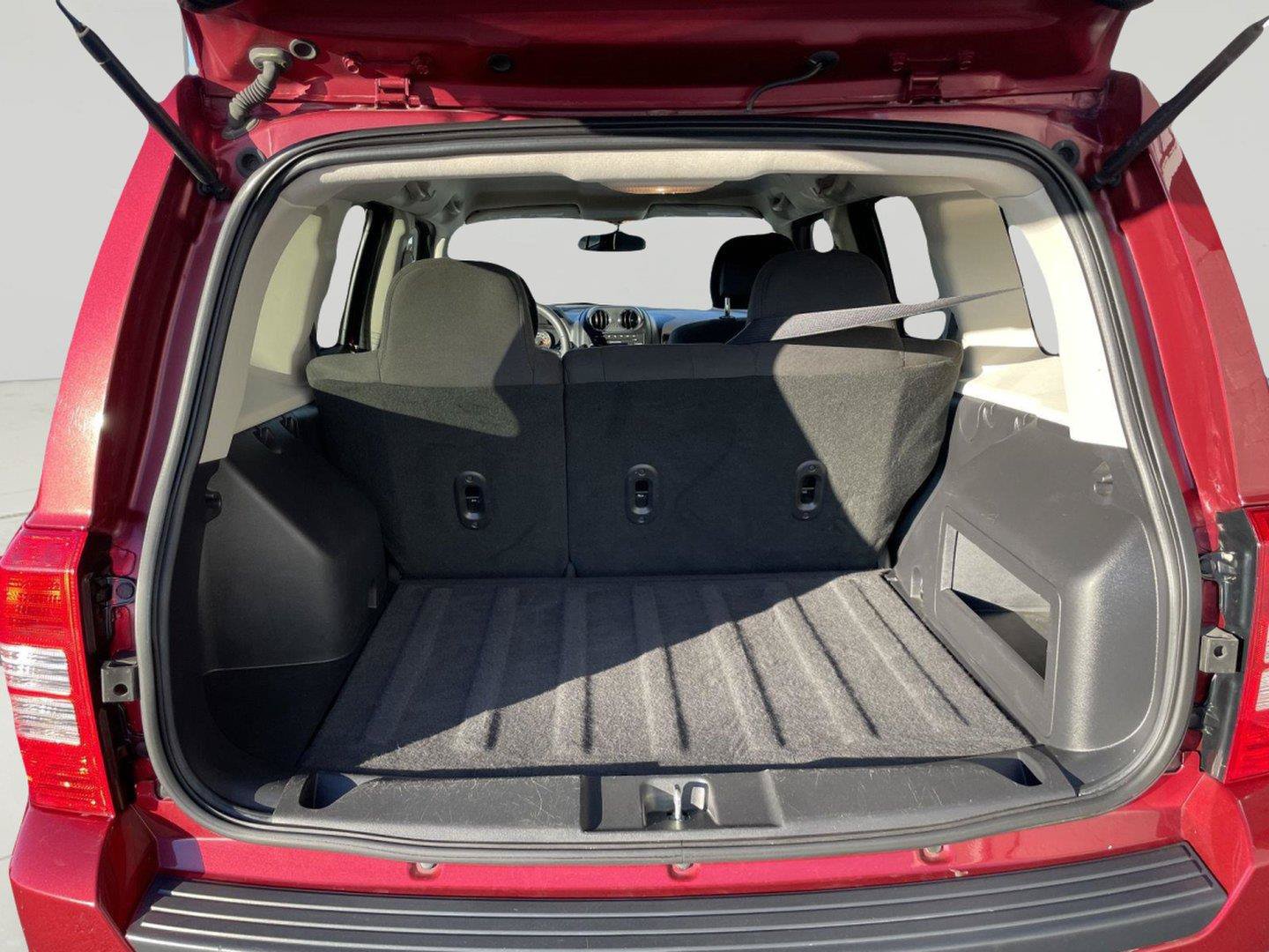 Used 2015 Jeep Patriot Latitude AWD/4WD image 9