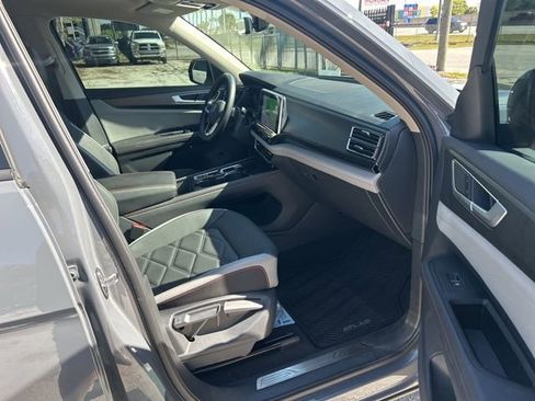 Used 2024 Volkswagen Atlas Peak Edition SE image 10