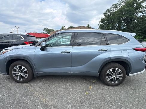 Used 2021 Toyota Highlander XLE AWD/4WD image 8