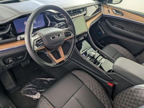 New 2025 Jeep Grand Cherokee Summit image 10
