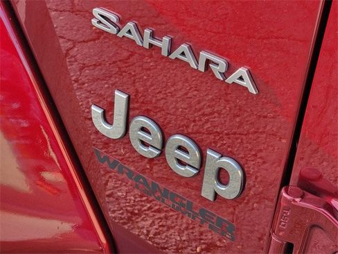 Used 2022 Jeep Wrangler Unlimited Sahara w/ Cold Weather Group image 11