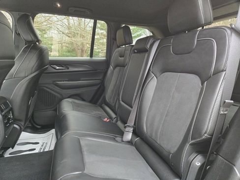 Used 2025 Jeep Grand Cherokee Altitude image 16