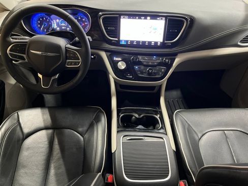 Used 2023 Chrysler Pacifica Limited FWD image 17