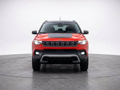 Used 2025 Jeep Compass Trailhawk AWD/4WD image 2