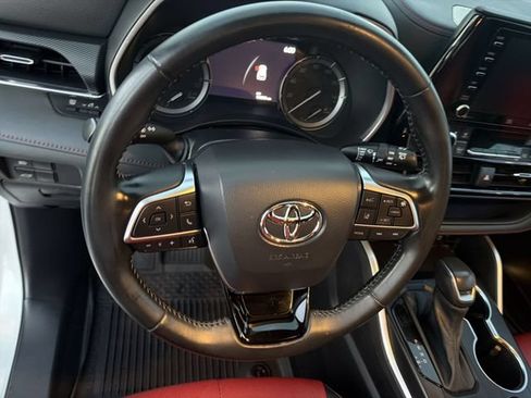 Used 2021 Toyota Highlander XSE FWD image 16