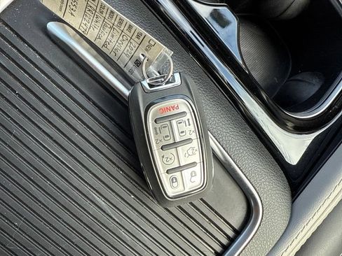 Used 2024 Chrysler Pacifica Limited AWD/4WD image 15