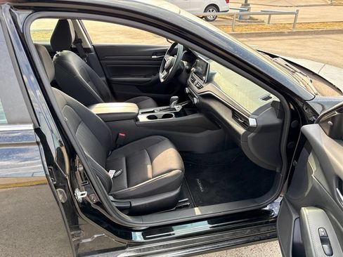 Used 2024 Nissan Altima 2.5 SV FWD image 14