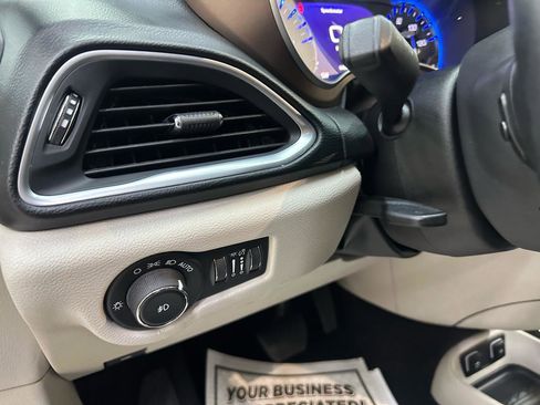 Used 2018 Chrysler Pacifica Touring-L Plus FWD image 17