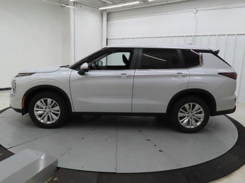 New 2026 Mitsubishi Outlander ES image 3