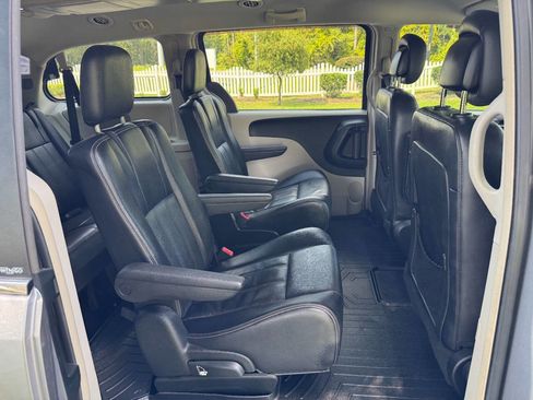 Used 2013 Chrysler Town & Country Touring image 15