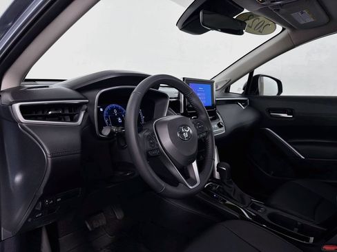 Used 2023 Toyota Corolla Cross XLE w/ Convenience Package FWD image 14