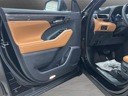 New 2026 Toyota Highlander Platinum image 16