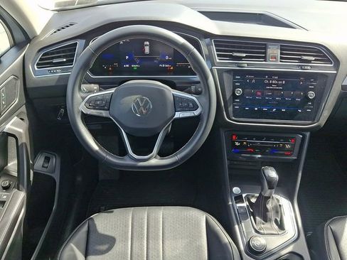 Used 2022 Volkswagen Tiguan SE w/ Panoramic Sunroof Package image 2