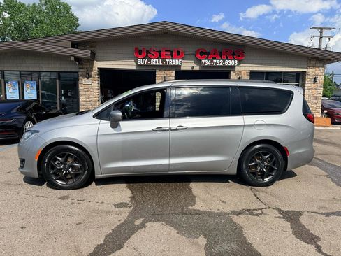 Used 2018 Chrysler Pacifica Limited w/ S Appearance Package FWD image 4