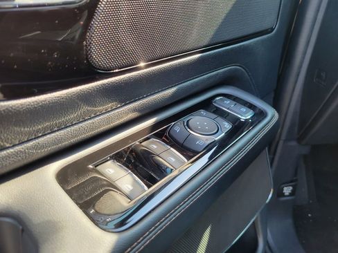 Used 2025 Lincoln Aviator AWD image 16