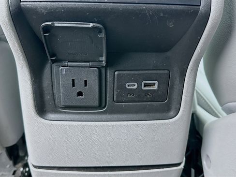 Used 2023 GMC Acadia SLT image 16