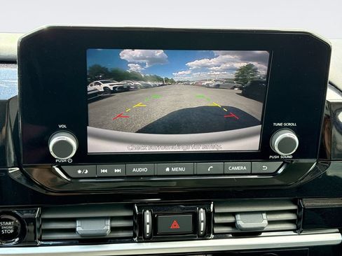 Used 2025 Nissan Pathfinder SV FWD image 23