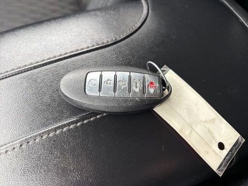 Used 2018 Nissan Rogue SV w/ Premium Package image 48