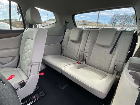 Certified 2025 Volkswagen Atlas SE w/ Panoramic Sunroof Package image 13