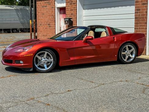 Used 2006 Chevrolet Corvette Coupe w/ Preferred Equipment Group RWD image 12
