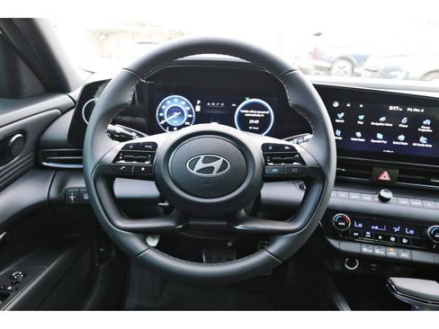 Certified 2025 Hyundai Elantra SEL FWD image 15