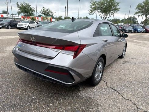 Used 2024 Hyundai Elantra SE FWD image 5