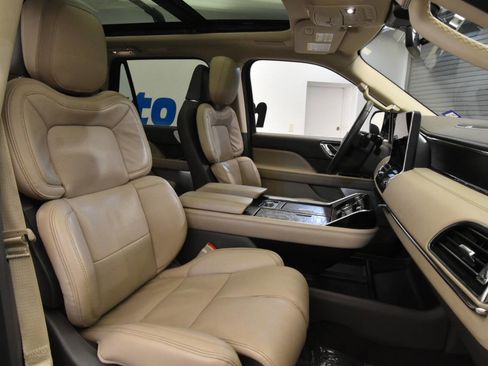 Used 2022 Lincoln Navigator Reserve image 18