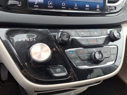 Used 2024 Chrysler Pacifica Touring-L FWD image 10
