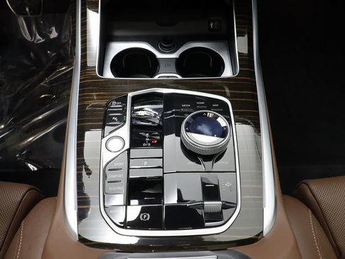 Used 2025 BMW X7 M60i image 13