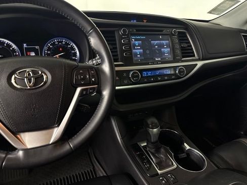 Used 2017 Toyota Highlander SE AWD/4WD image 24