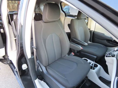Used 2023 Chrysler Voyager LX FWD image 17