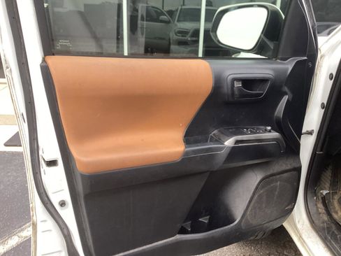 Used 2018 Toyota Tacoma SR5 RWD image 14