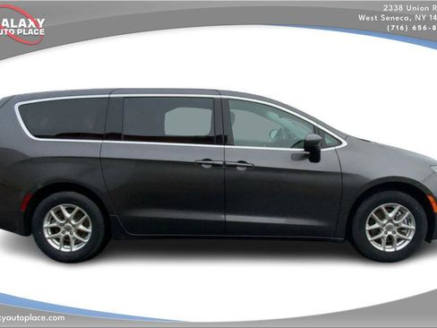 Used 2023 Chrysler Voyager LX image 4