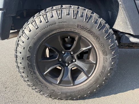Used 2017 Jeep Wrangler Unlimited Rubicon w/ Connectivity Group AWD/4WD image 21