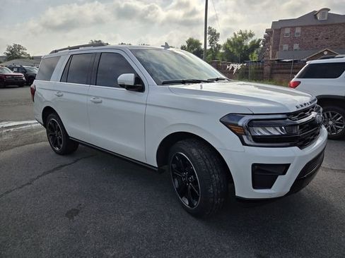 Used 2024 Ford Expedition Limited AWD/4WD image 2
