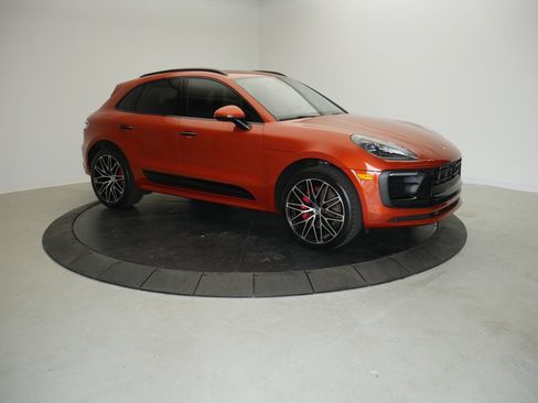 Certified 2023 Porsche Macan S AWD/4WD image 9