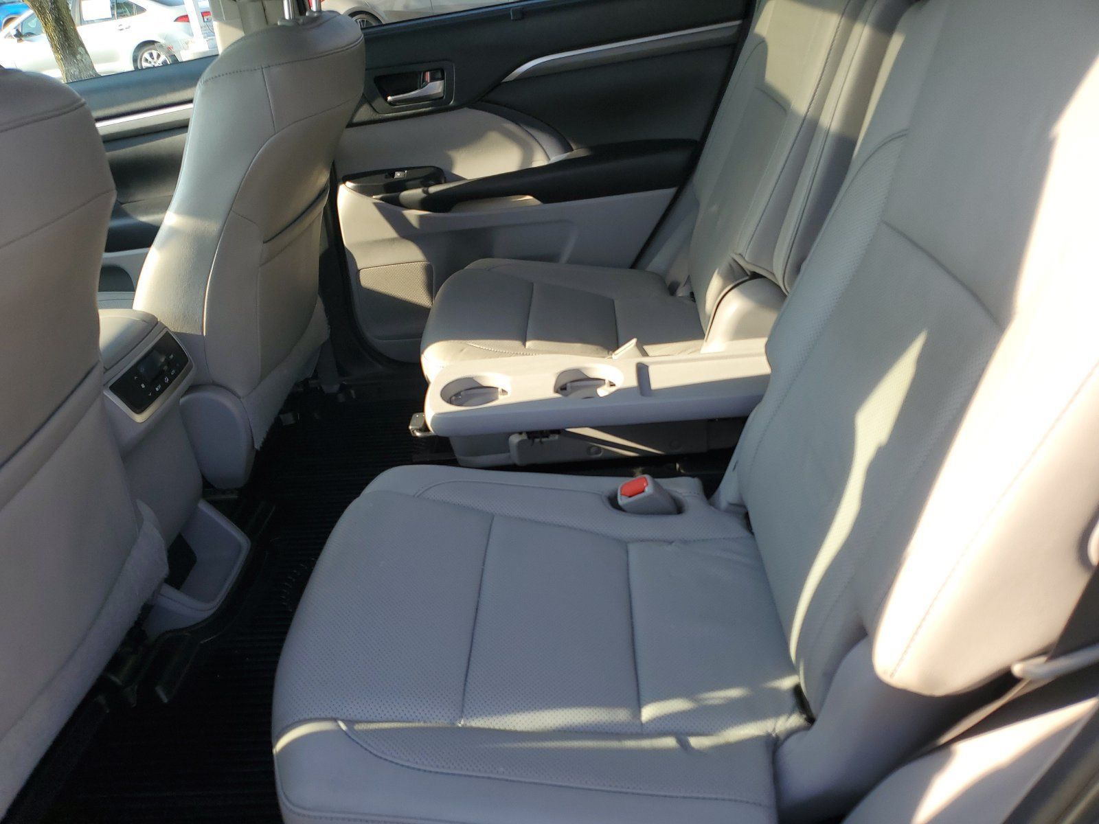 Used 2018 Toyota Highlander Limited AWD/4WD image 13