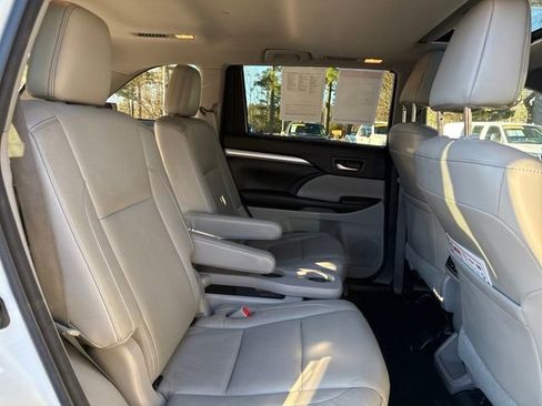 Used 2017 Toyota Highlander XLE image 26