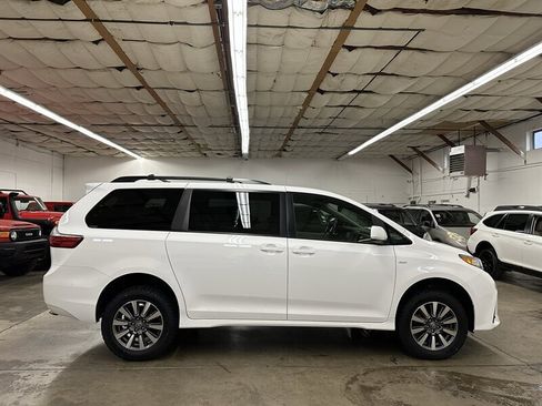 Used 2020 Toyota Sienna LE image 2