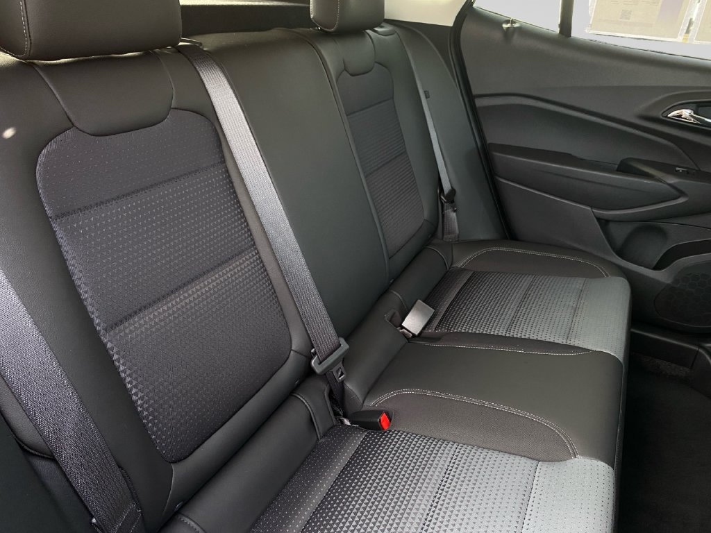 Used 2024 Chevrolet Trax LT w/ Sunroof Package FWD image 13