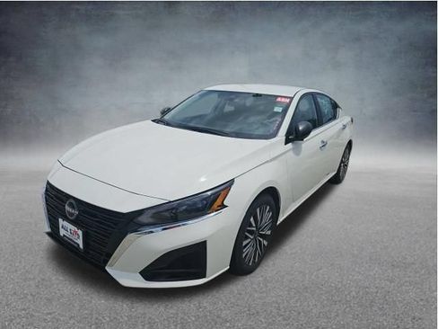 Used 2025 Nissan Altima 2.5 SV FWD image 3