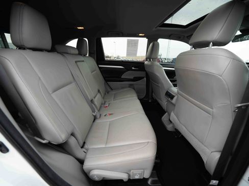 Used 2018 Toyota Highlander XLE image 25
