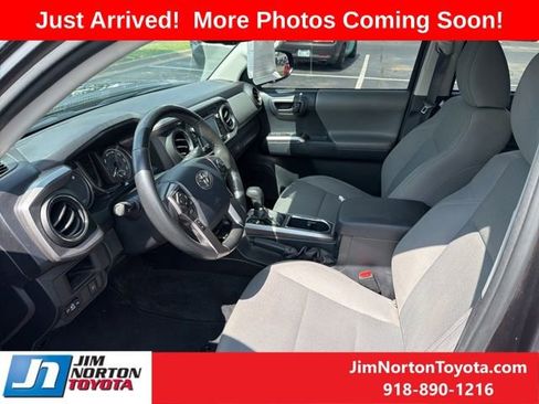 Used 2018 Toyota Tacoma SR5 AWD/4WD image 9