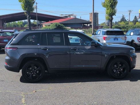 Used 2023 Jeep Grand Cherokee Altitude AWD/4WD image 6