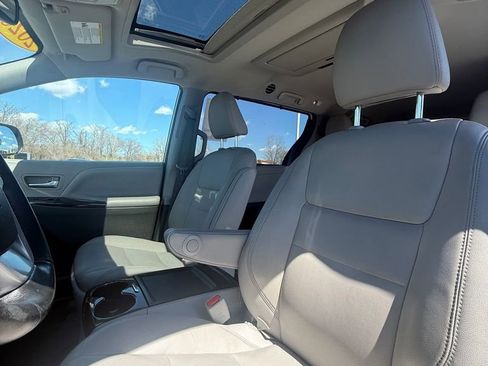 Used 2020 Toyota Sienna XLE Premium w/ Carpet Mat Package AWD/4WD image 4