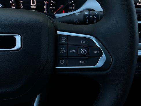 Used 2025 Jeep Compass Limited image 37